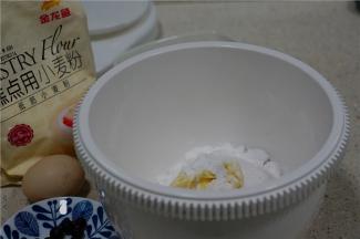 将糖粉与软化的黄油配在一起。