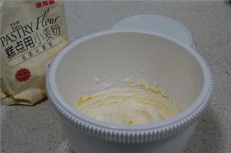 然后再分次加入蛋液，打至蛋液与糊的完全融合。