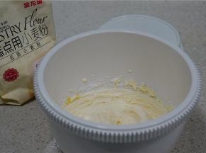 然后再分次加入蛋液，打至蛋液与糊的完全融合。