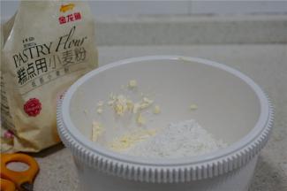然后再将糕点粉称好之后再加入。