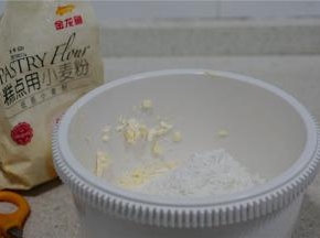 然后再将糕点粉称好之后再加入。
