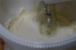 用电动打蛋器将黄油糊先打至发白，与糖粉完全融合。