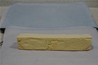 然后冷藏半小时左右就可以取出。这样子的状态就可以切片。