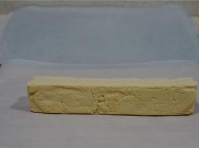 然后冷藏半小时左右就可以取出。这样子的状态就可以切片。