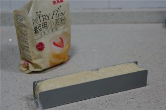 在饼干U型模里先码上一张保鲜膜，再将拌好的面糊填至模具里面。