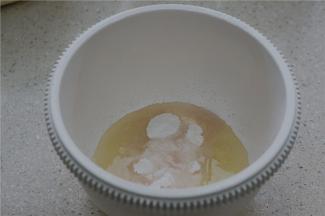 然后将糖粉，蛋清，柠檬汁配在一起。