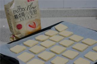 将切片好的饼干，码 放在带烘焙纸的烤盘里。