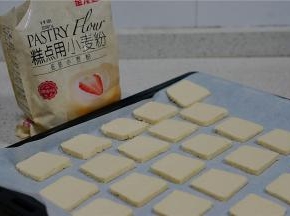 将切片好的饼干，码 放在带烘焙纸的烤盘里。