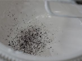 打至糖霜微微发泡，就将黑醋栗粉，由少至多的加入