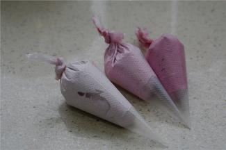 我是调配了三个色，本想着做渐进色的蕾丝版本。