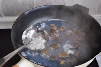 将文蛤焯水。水沸后放入文蛤，大火煮，煮一两钟左右，锅中的汤汁开始变白。与其它蛤类不同，这种蛤很难煮开，所以我们要提前煮好后再与鸡蛋一直炖。一边煮，一边去掉汤汁中的浮沫。