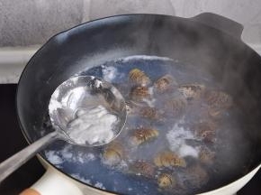将文蛤焯水。水沸后放入文蛤，大火煮，煮一两钟左右，锅中的汤汁开始变白。与其它蛤类不同，这种蛤很难煮开，所以我们要提前煮好后再与鸡蛋一直炖。一边煮，一边去掉汤汁中的浮沫。