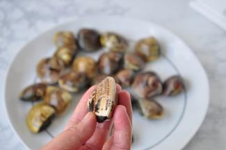 准备文蛤。文蛤与花蛤是不同的蛤类，价格要高于花蛤。这种蛤一般很少有泥沙，买回来就能用。蛤的外壳较厚，可以说是最鲜美的蛤类。