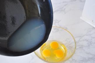 焯过文蛤的水不要立刻就用，如果蛤内有泥沙，我们还需用它清洗后沉淀再用。一边静置沉淀，一边等待它降温至温热的状态，不要太凉，也不要太热，这是蒸蛋软嫩不起蜂窝的重点。将静置至温热的水加入鸡蛋中，水与鸡蛋的比例1.5：1，也就是说，每一个鸡蛋，放一个半鸡蛋的水量。这个可以用半个蛋壳来量一下。