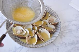 将鸡蛋与煮蛤的汤汁加盐充分打匀，并过筛，淋入文蛤盘中。过筛的目的同样是使炖出的蛋更细腻。