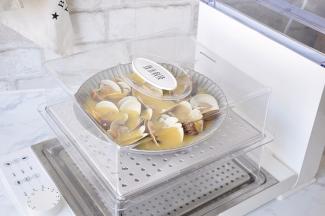 将电蒸箱的水箱放入水，接通电源，我用定时十分钟，然后放入盘子，只需两秒钟的功夫，就可以看到有蒸气出来。蒸时您可以上盘上盖一层保鲜膜，上面扎几个小洞。或者扣上个盘子以防止水蒸气滴入，我这个臻米电蒸箱蒸汽可以随四周落下，所以我没盖。您也可以用普通蒸锅来制作。