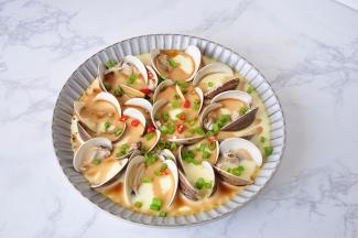 将蒸好的炖蛋取出，淋上鲜味酱油，撒上葱花，红椒圈，就可以食用了。