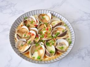 将蒸好的炖蛋取出，淋上鲜味酱油，撒上葱花，红椒圈，就可以食用了。
