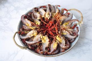 将处理好的龙虾，从中间一分为二，摆到盘子里。尽量按照一个方向和一个顺序摆放整齐。这样更容易蒸离蒸透。