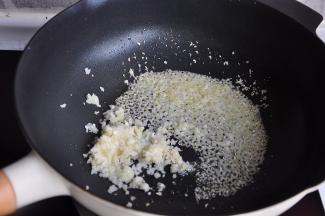 蒜和姜用料理器打成碎末，入翊锅炒香，炒到微微变黄的状态。蒜蓉炒制时只放一半即可，另一半留着备用
