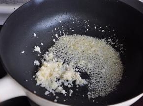蒜和姜用料理器打成碎末，入翊锅炒香，炒到微微变黄的状态。蒜蓉炒制时只放一半即可，另一半留着备用