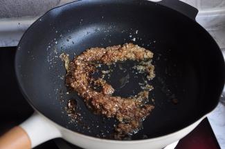 然后加入蚝油、料酒、糖、鸡精、少许盐炒关火。