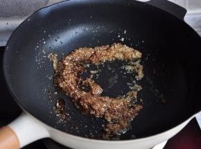 然后加入蚝油、料酒、糖、鸡精、少许盐炒关火。