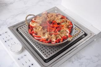 蒸好的龙虾，请尽快出锅。注意蒸的时间不要过久，以免将虾肉蒸老。