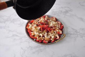 把蒸好的龙虾端出， 把剩下的蒜末也放在龙虾盘中。 锅中油烧热，将热油浇在蒸好的龙虾上即可。这样既有蒸蒜的香气，又有炒蒜的香味，蚝油增鲜增味，味道非常的赞。