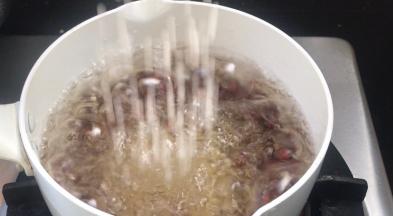 马上倒入红豆锅中，煮沸后转小火熬煮