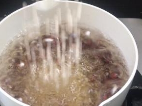 马上倒入红豆锅中，煮沸后转小火熬煮