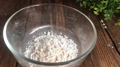 葛根粉中加入同等量的凉水，拌成糊状