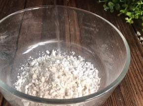 葛根粉中加入同等量的凉水，拌成糊状