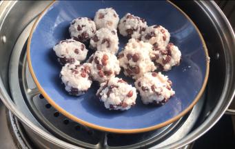 把红豆球放入开水锅中，蒸15分钟左右