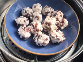 把红豆球放入开水锅中，蒸15分钟左右