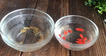 葡萄干和枸杞，用热水洗净