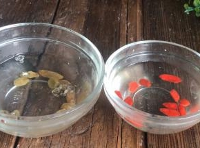 葡萄干和枸杞，用热水洗净