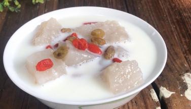 加入葡萄干和枸杞