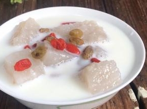 加入葡萄干和枸杞