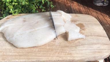 取出凉透的葛根粉凉糕，切成小块