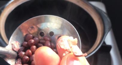 用手轻轻捏红豆能成粉