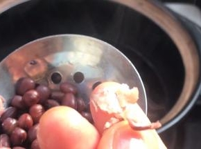 用手轻轻捏红豆能成粉