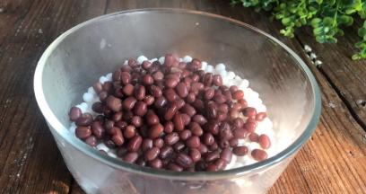 捞出沥干水分，放入西米中