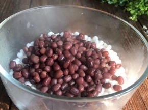 捞出沥干水分，放入西米中