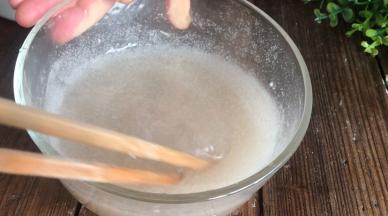 倒入葛根粉中，边倒开水边搅拌至浓稠糊状