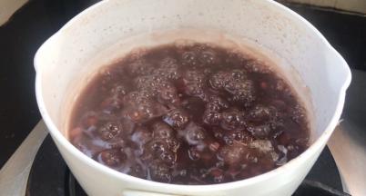 加入冰糖，拌匀至融化