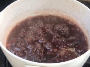 加入冰糖，拌匀至融化