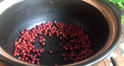 红豆洗净后放入锅中
