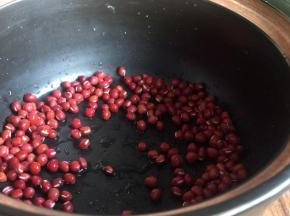红豆洗净后放入锅中