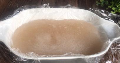 把葛根粉糊倒入盘中，放置凉透